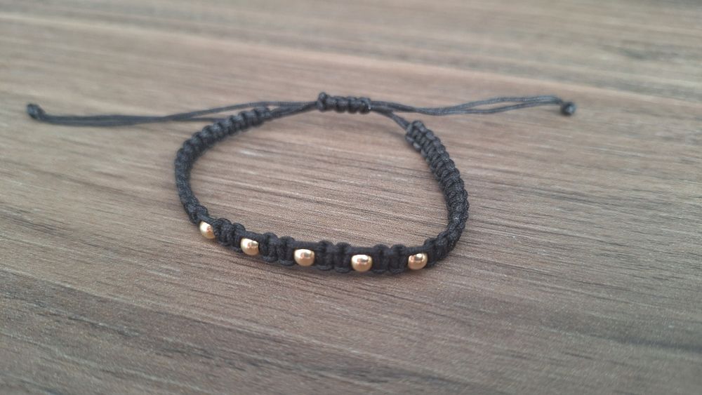 Гривна с конец и златни топчета