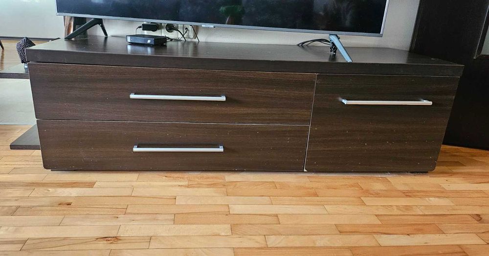 Шкаф за телевизот с чекмеджета