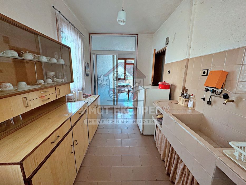 Етаж от къща, мансарден апартамент и гараж, Централна градска част