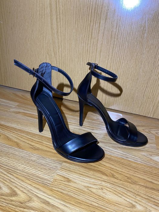 Черни сандали на ток