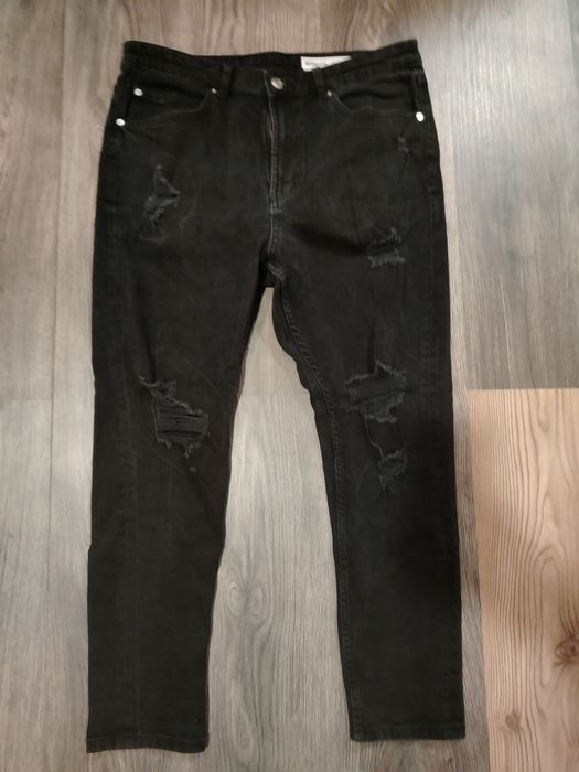 Черни дънки марката е bershka