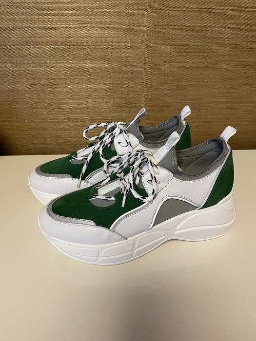 Нови маратонки от Англия