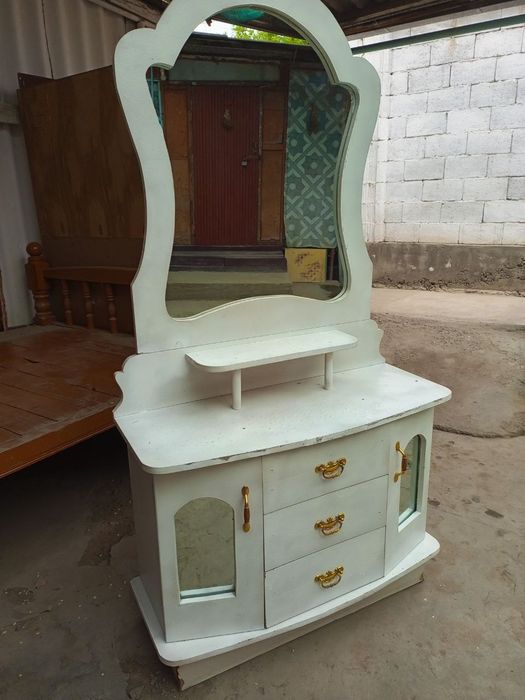 Трюмо сотилади ок рангда