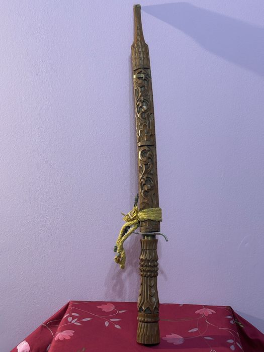 Sabie decorativă artizanală cu teacă din lemn sculptat