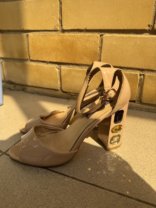 Продам туфли на каблуке