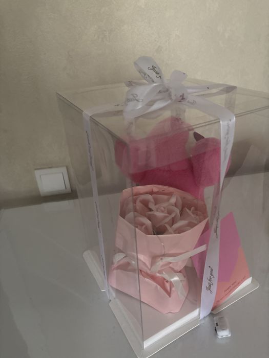 Обнимающийся мишка