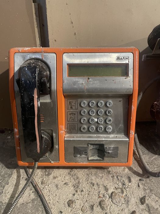 Стар уличен телефон