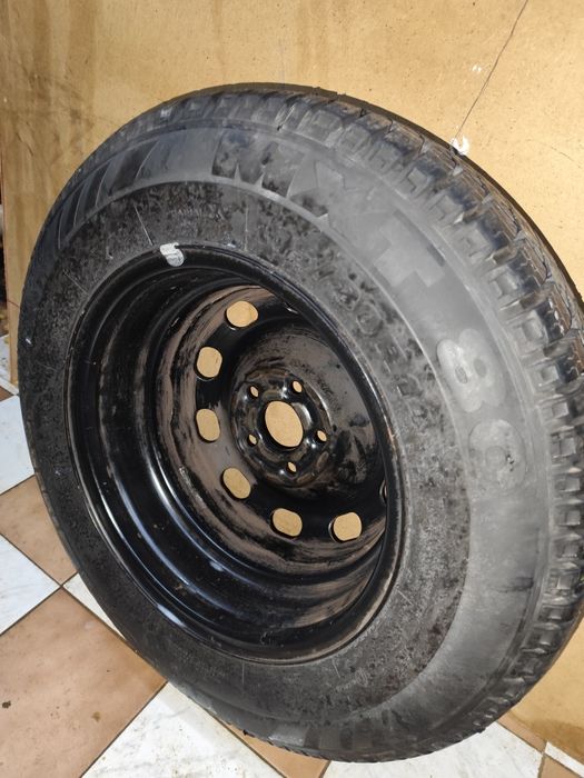 Продавам   резервна джанта с гума комплект голф 4