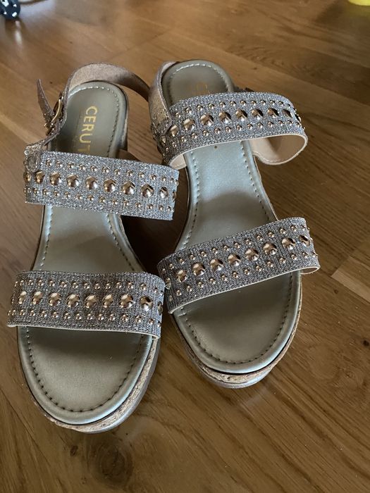 Продам босоножки