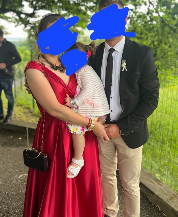Vând rochi marime M .Nu ofer livrare decat in Baia Mare.