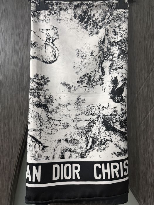 Дамски шалове Louis Vuitton, Dior