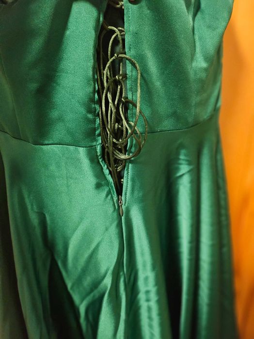 Продавам елегантна бална рокля