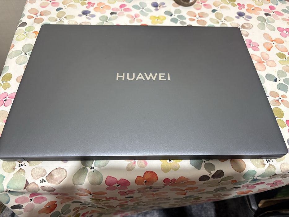 Срочно продам почти новый ноутбук HUAWEI