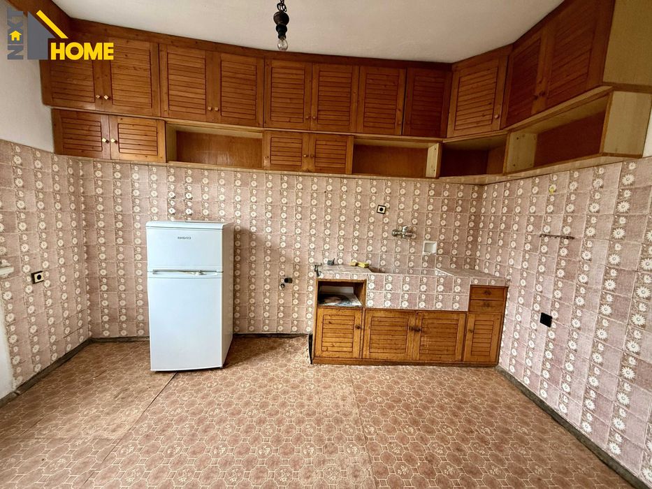 Просторен тристаен апартамент (етаж от къща) до стадиона