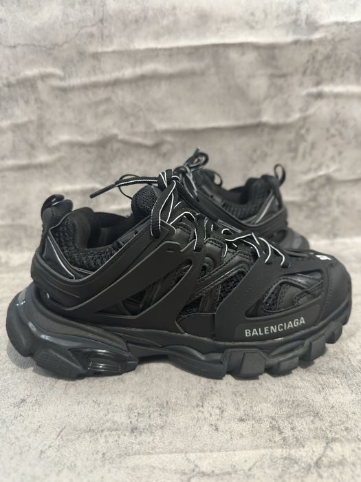 Balenciaga tracks fete