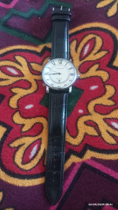 Cartier soati  universal stil uchun