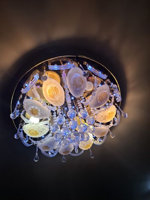 Продам люстру  на пульту