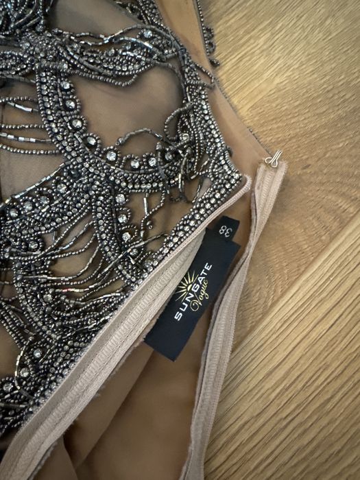 Top elegant strasuri si pietre