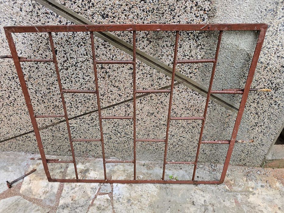 Решетки за прозорци за мазе и Железни парапети