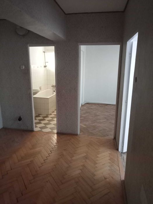 Vand apartament spatios cu 3 camere, 2 bai, bucatarie, balcon si boxa