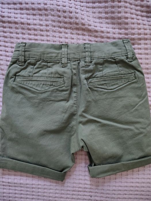 vand pantaloni scurti cu eticheta masura 104