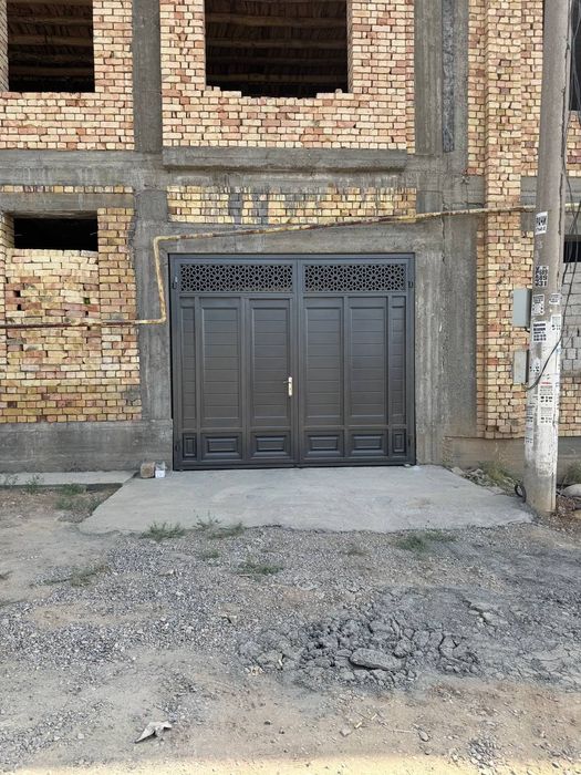 Uy hovli uchaska sotiladi 3sotix fasad 15 m