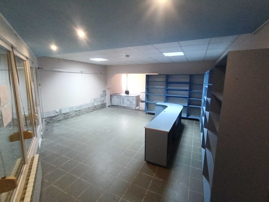 Închiriez spațiu comercial stradal