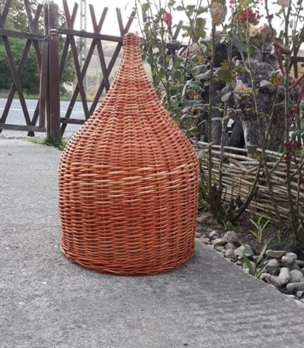 Cos din nuiele si abajuri