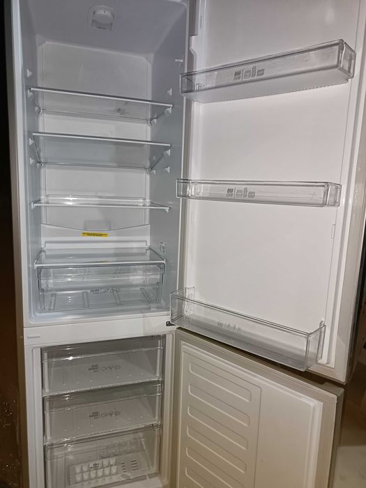 Vând frigider mașină spălat și plita cu cuptor foarte puțin folosite