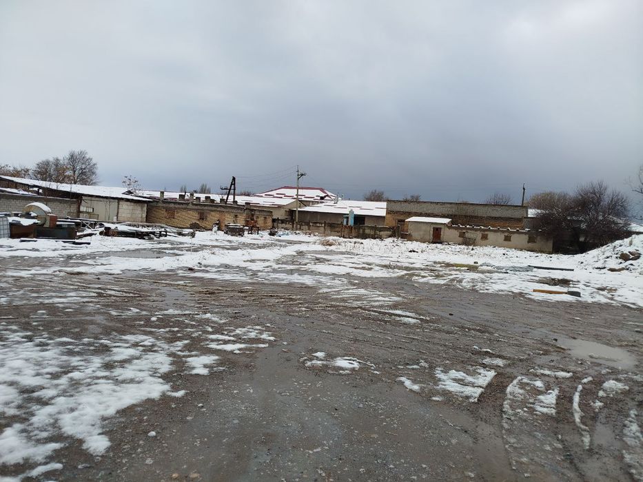 50 sotix yer sotiladi kadatiri bor  barcha kamunikatsiya bor gaz, svet