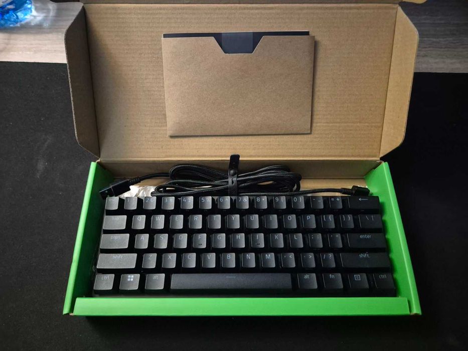 Razer Huntsman Mini 60% - лилави суичове