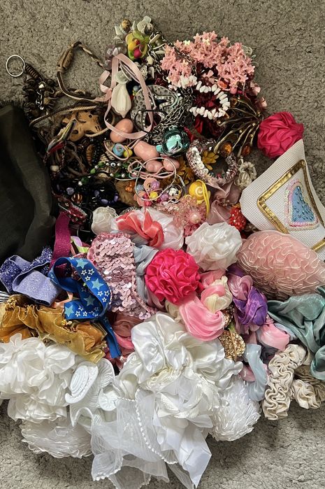 Для Рукоделья: кусочки тканей, украшений, бусин