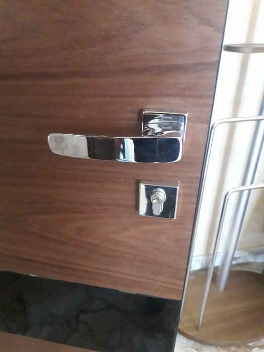Плотник установка дверь