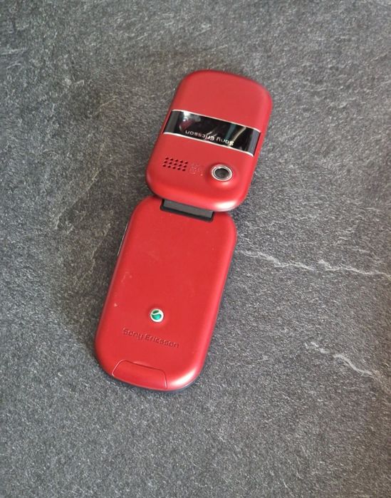 Telefon cu clapeta Sony Ericsson