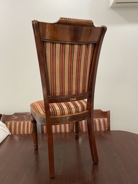 классических деревянных стульев