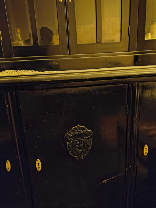 Комплект от масив столове маса и бюфет.