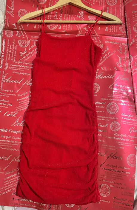 Червена рокля - без забележки