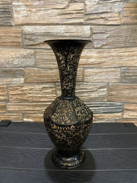 декоративна метална ваза