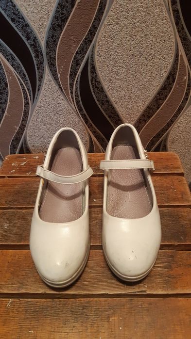 Срочно! Продам белые туфли для девочек