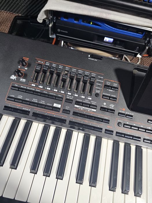 Vând Korg pa4x oriental