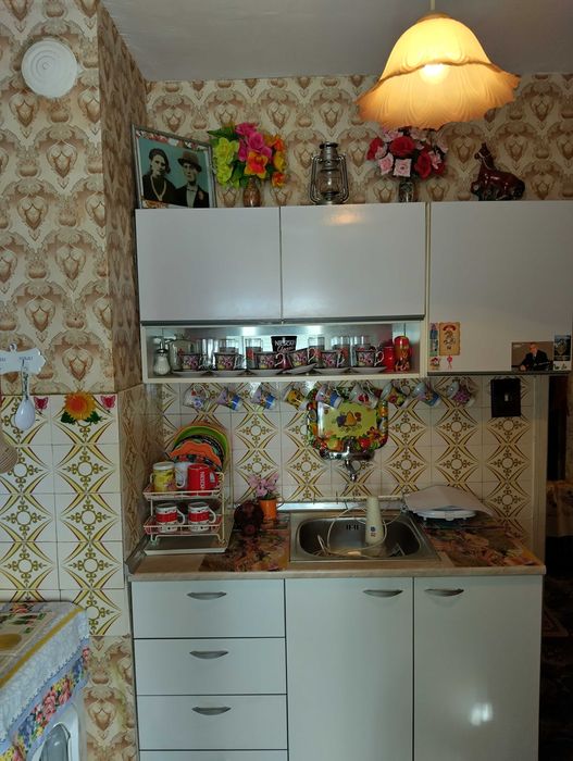 Продава разширена , вътрешна гарсонера