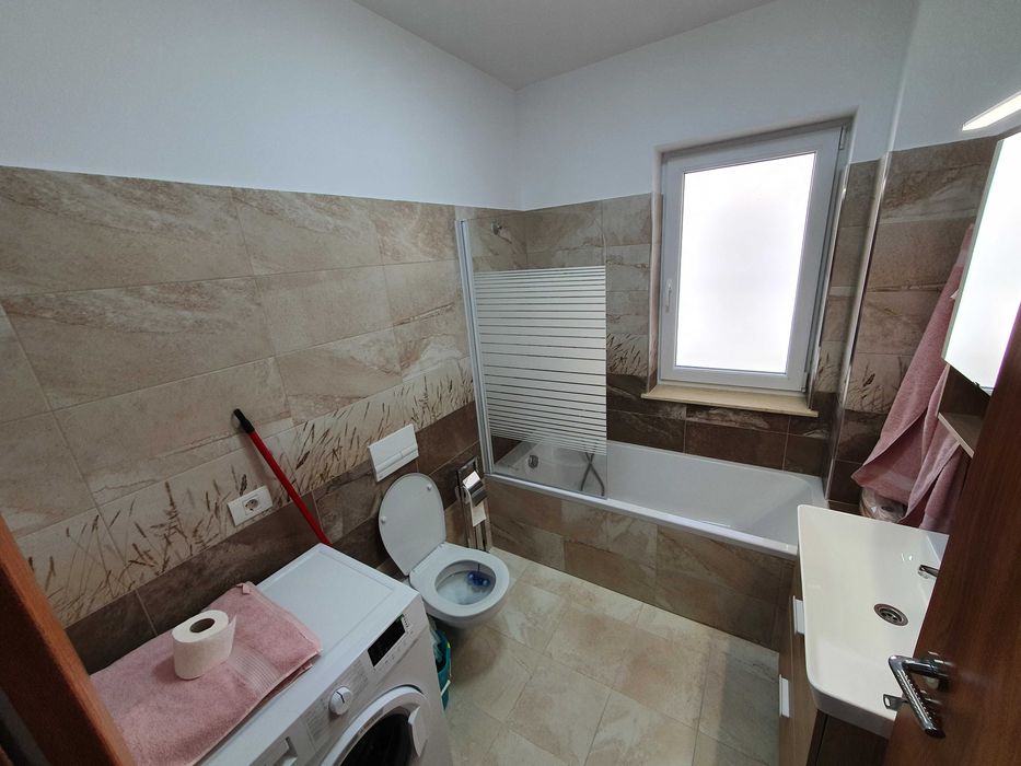 Inchiriez apartament cu 3 camere la vila , curte proprie si parcare