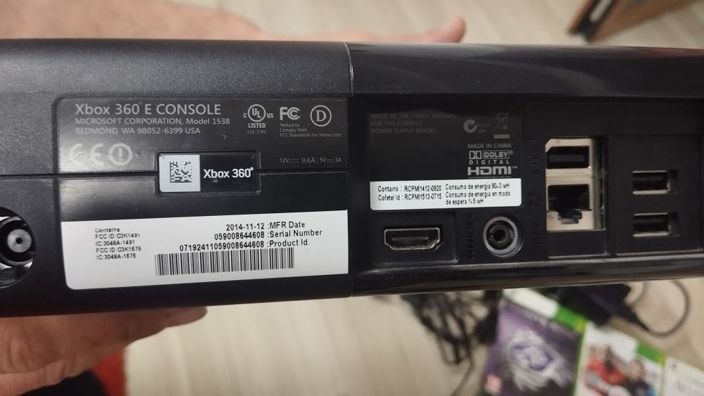 Vând X Box 360 + Kinect + 8 jocuri