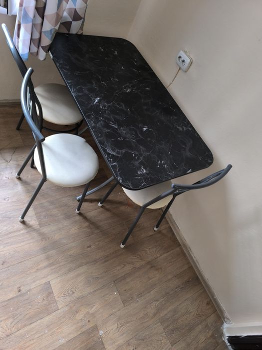 Кухонный стол и стулья