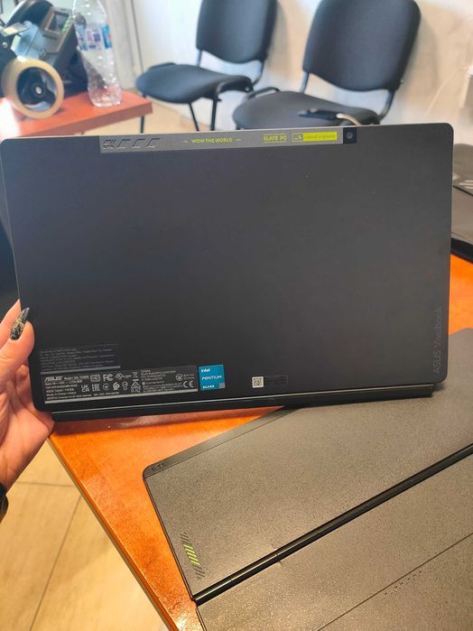 Таблет Asus Vivobook с подвижна клавиатура