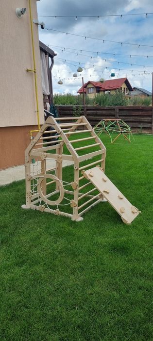 Loc de joaca din lemn pentru copii