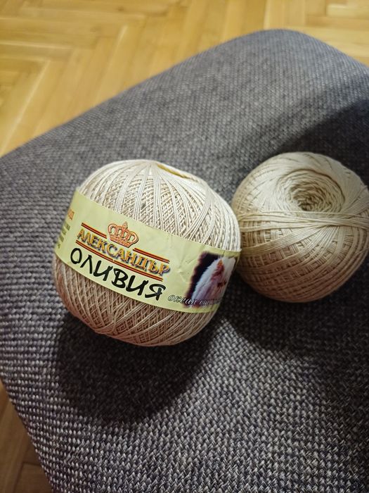 Дантела плетена на една кука.Едната е 2м ,а другата е 2.20м.