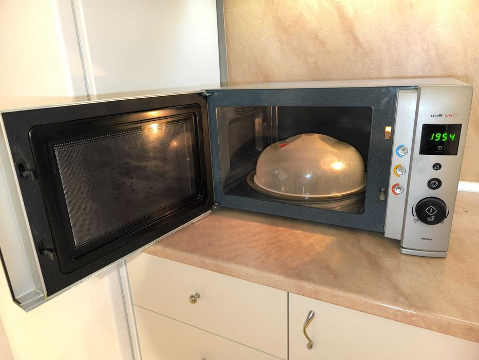 Продавам микровълнова фурна 900 W с грил 1300 W марка Electrolux