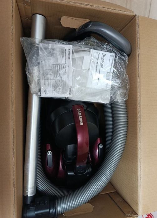 Пылесос Samsung 2100W.Мощный.Контейнер пылесборник.Состояние отличный.