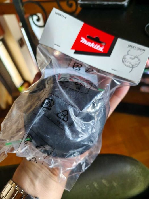 Продавам оригинална глава за макита за електрически тример dur189